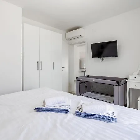 Holiday home Cozy In Rab With Outdoor Swimming Pool *