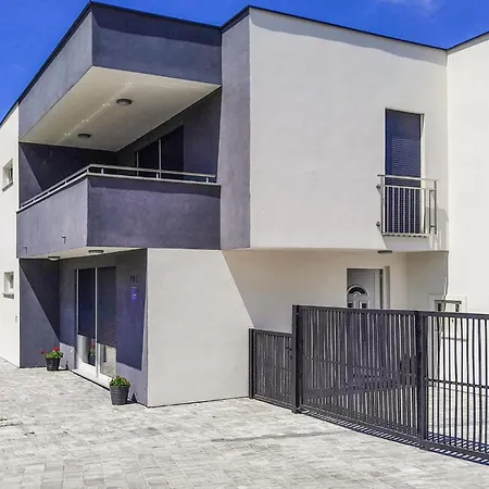 Vakantiehuis Cozy In Rab With Wifi *